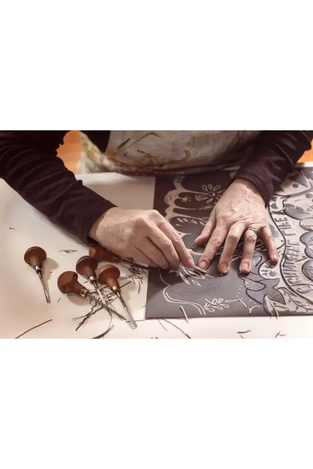 Linol Tabaka Levha 2.5 Mm 35x50 Cm , Siyah Mürekkep , Sünger Rulo Merdane , 6'lı Oyma Seti