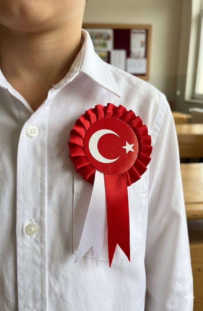 Türk Bayraklı 23 Nisan Kokartı - Kırmızı Beyaz Saten Kurdeleli Milli Bayram Yaka Rozeti