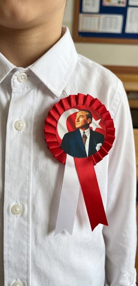 Atatürk Portreli ve Türk Bayraklı Kokart - 23 Nisan Milli Bayram Özel Saten Kurdeleli Yaka Rozeti