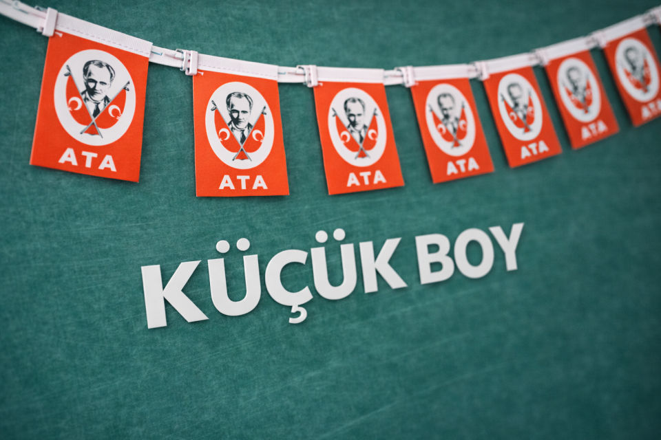 40'lı İpli Bayrak Küçük Boy 6x10 cm 1 Paket Ata Bayrağı Kağıt İpli Sıralı Atatürk Bayrak Sınıf Süsü