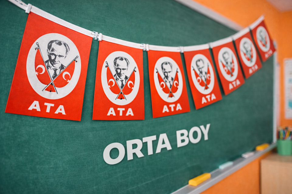 40'lı İpli Bayrak Orta Boy 8x13 cm 1 Paket Ata Bayrağı Kağıt İpli Sıralı Atatürk Bayrak Sınıf Süsü